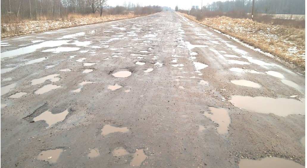 Фото сломанной автодороги в лесу