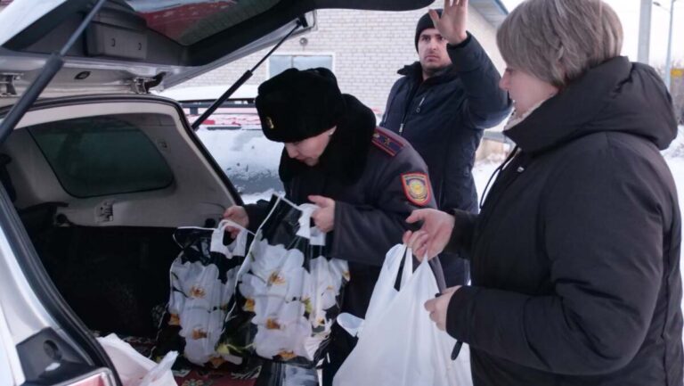 ПОДАРКИ И ПАКЕТЫ С ПРОДУКТАМИ ВРУЧИЛИ ПОЛИЦЕЙСКИЕ ПЕТРОПАВЛОВСКА МАЛООБЕСПЕЧЕННЫМ СЕМЬЯМ ГОРОДА