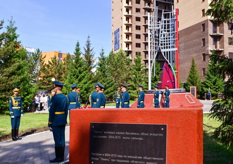 В ПЕТРОПАВЛОВСКЕ ПОЧТИЛИ ПАМЯТЬ ЖЕРТВ ПОЛИТИЧЕСКИХ РЕПРЕССИЙ И ГОЛОДА